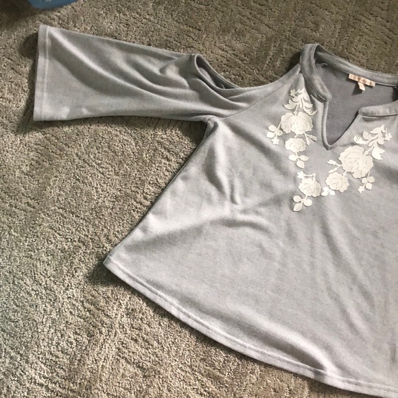 gray open shouldered long sleeve - Picture 2 of 4